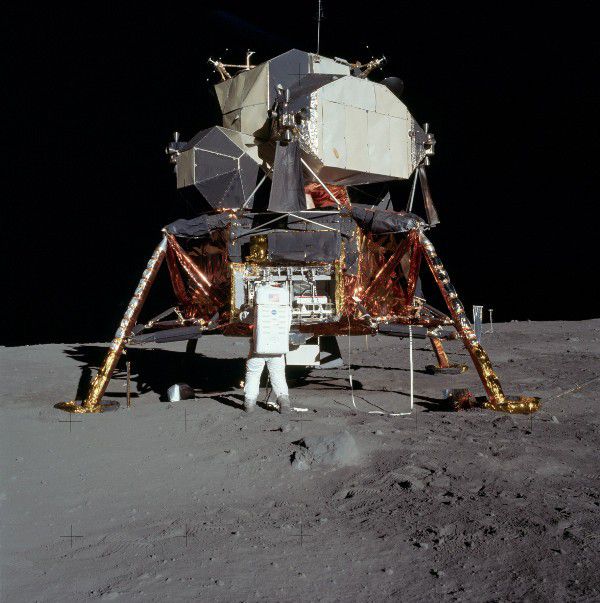 Nghi vấn về sứ mệnh Apollo lên mặt trăng