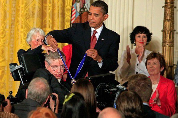 nhà vật lí Stephen Hawking bộ não thiên tài trong cơ thể tật nguyền